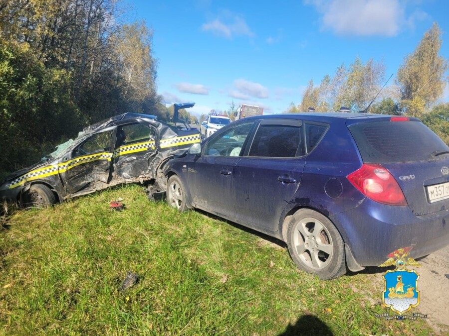 Водитель такси погиб во время страшной аварии в Костромской области