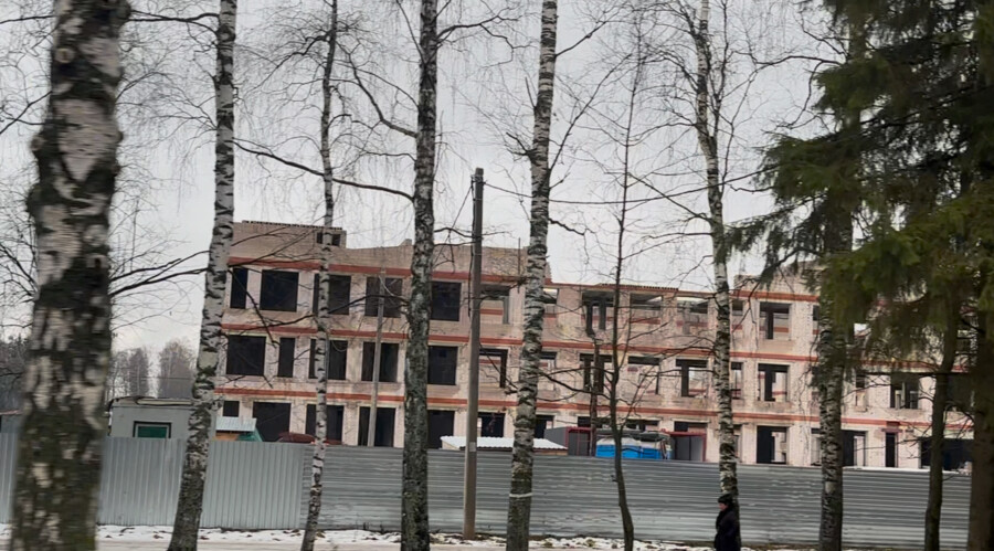 Чиновники расторгли контракт на строительство скандальной школы под Костромой