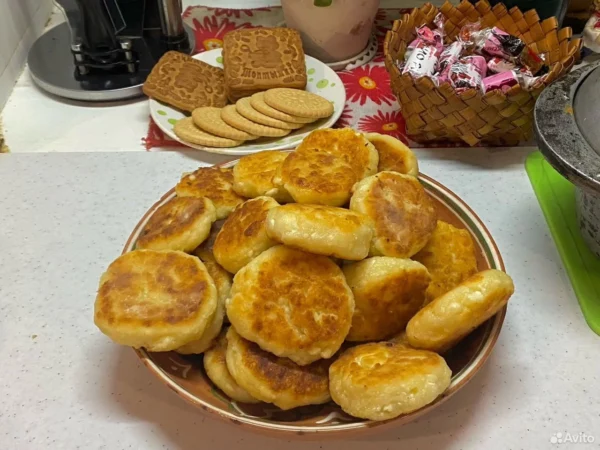 Симпатичная костромичка делает всем желающим сырники и уходит