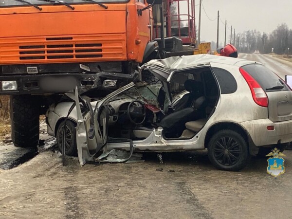Водитель ВАЗ погибла во время аварии с КАМАЗом в Костромской области