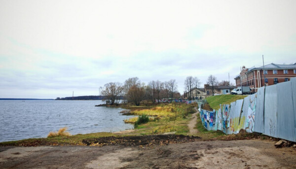 Еще один участок набережной начали приводить в порядок в Костроме