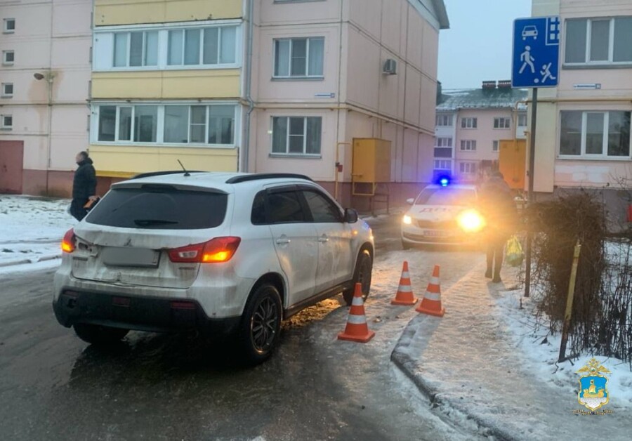 3-летняя малышка врезалась в машину во время прогулки по Костроме