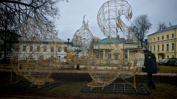 Трехметровые белки появились в центре Костромы