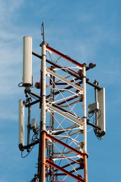 МегаФон получит 1500 базовых станций российского производителя YADRO