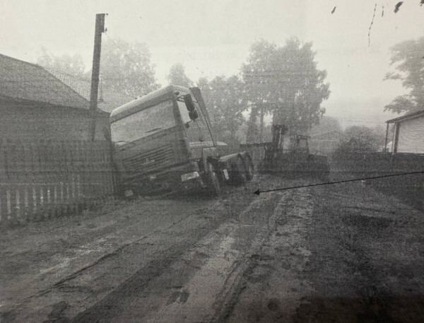 Костромские дороги мешают жить угонщикам: машины засасывает грязь