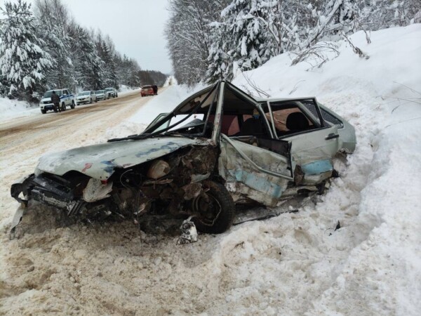 Машина всмятку: два человека пострадали во время аварии на костромской трассе