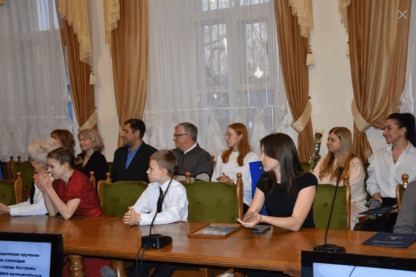 Костромские школьники получили муниципальные стипендии