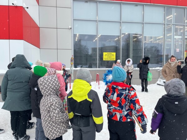 Костромские школьники наколядовали себе конфет и шоколадок у магазинов