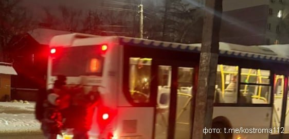 Костромские школьники прокатились «зайцами» снаружи автобуса