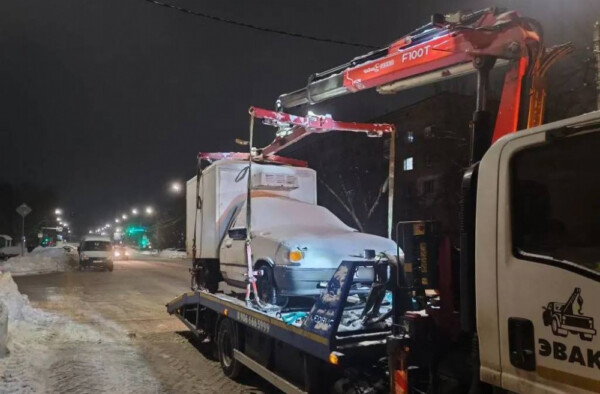 Машины в Костроме принудительно убирают с обочин куда подальше