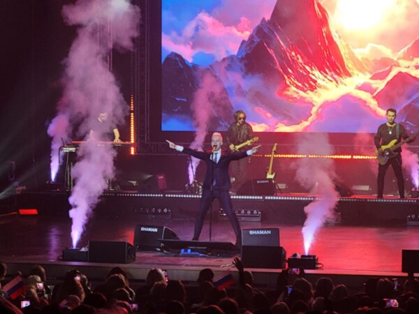 Екатерина Мизулина не захотела танцевать с SHAMAN на концерте в Костроме