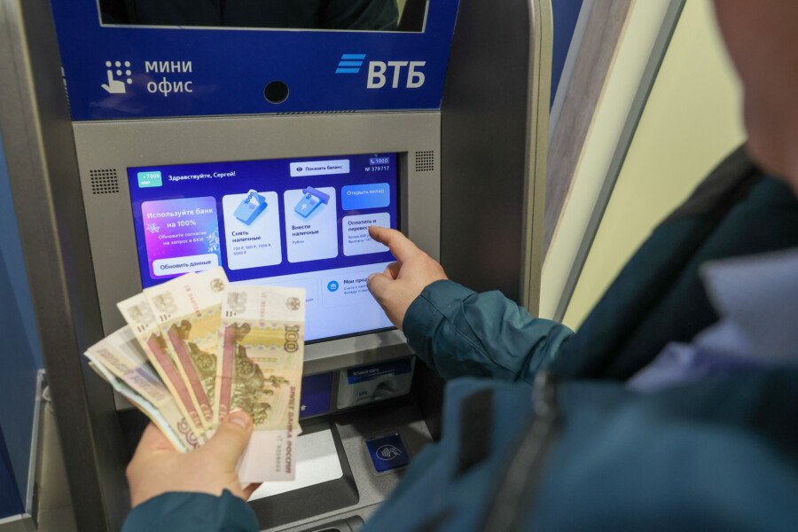 Россияне стали чаще переводить деньги за рубеж