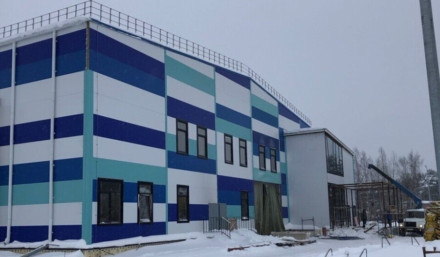 После срыва сроков новый подрядчик завершает строительство спорткомплекса под Костромой