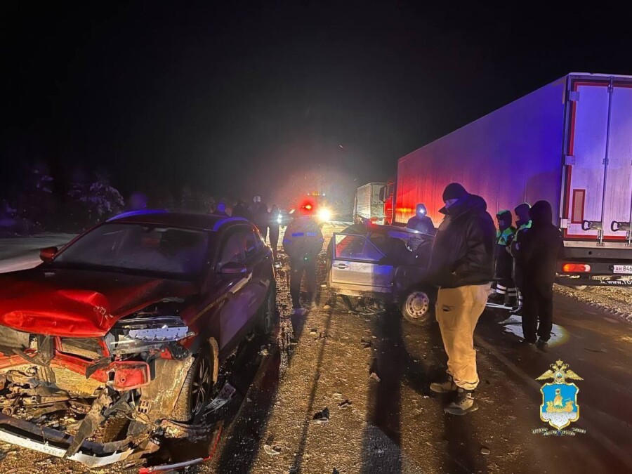 Водитель вышел помочь пострадавшим в аварии под Костромой — и его тут же сбили