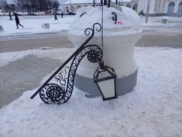 Красивейший фонарь рухнул в центре Костромы после обращения к мэру