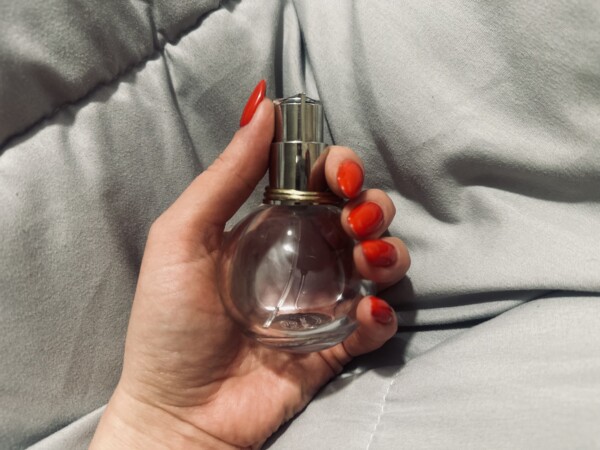 Костромичка вылила на себя два флакона мужских духов и была задержана