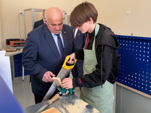 Костромского губернатора обнаружили в школе на уроке труда