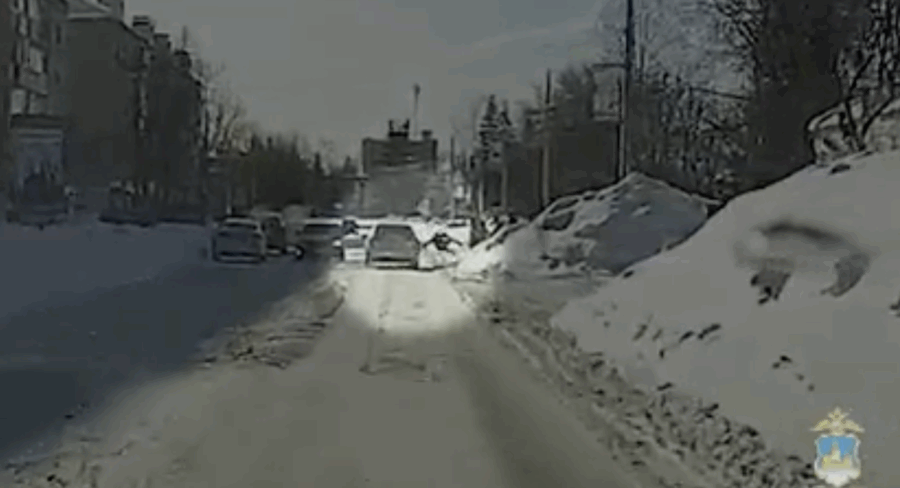 Школьник бросился под колёса машины под Костромой во время игры