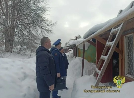 Костромскую семью переселили из опасного дома только после обрушения крыши