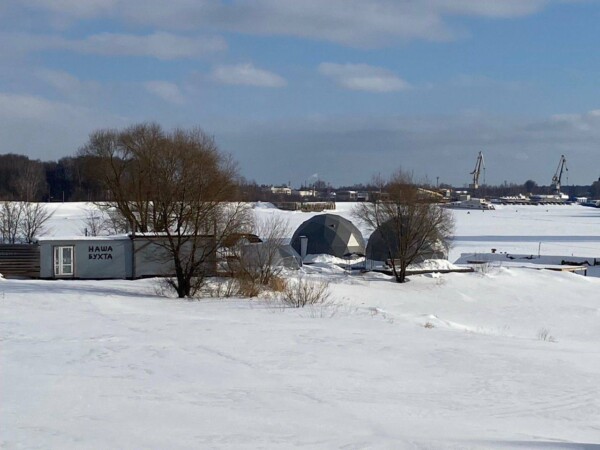 Скандальный глэмпинг на берегу реки в Костроме снесут в этом году