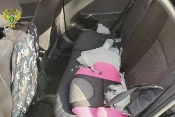 Пострадал ребёнок: лёд упал с крыши на автомобиль в Костроме