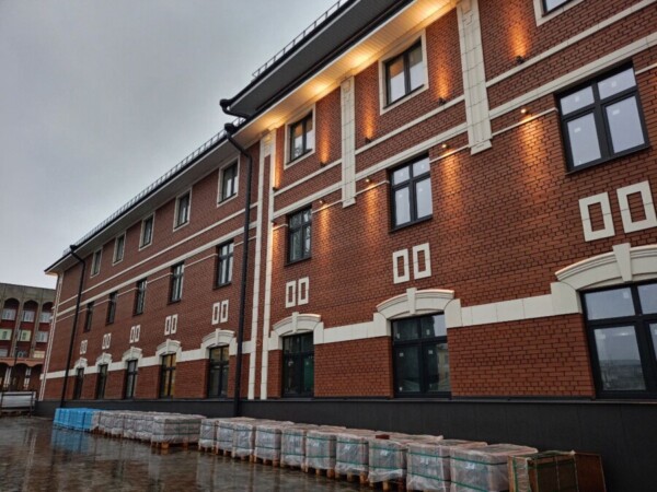 Отвратительная площадка КГУ испортит вид из окна гостям элитного отеля на берегу Волги в Костроме