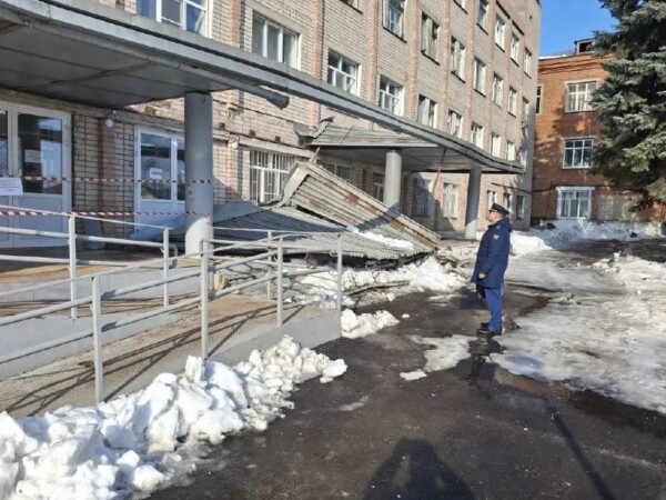 Снежная шапка сломала козырек в больнице под Костромой