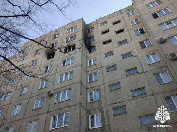 Один человек в больнице, почти 60 спасены: квартира загорелась в многоэтажке Костромы