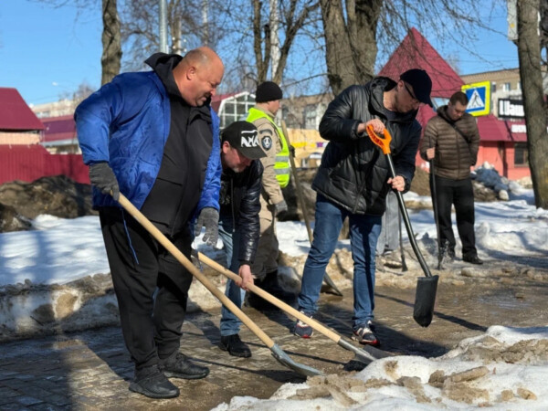 Костромские депутаты прогнали зиму лопатами