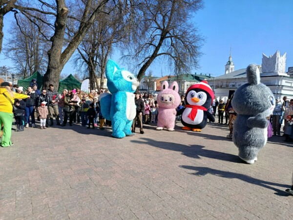 В центре Костромы заметили гигантского лабубу