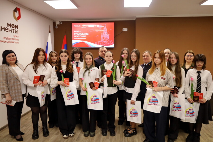Костромских школьниц проводили во взрослую жизнь в МФЦ
