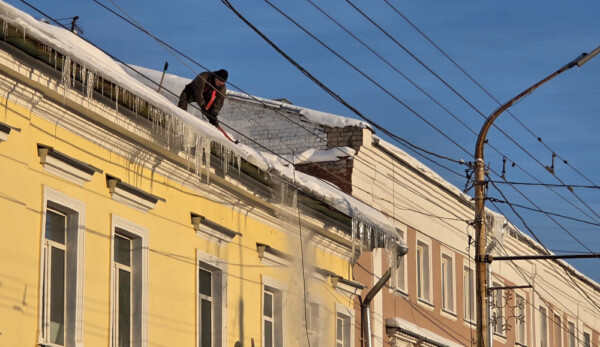 Костромские чиновники заставили всех срочно чистить крыши