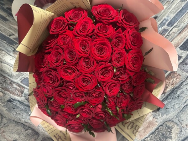 Костромичи смогут найти цветы и конфеты для женщин на улице