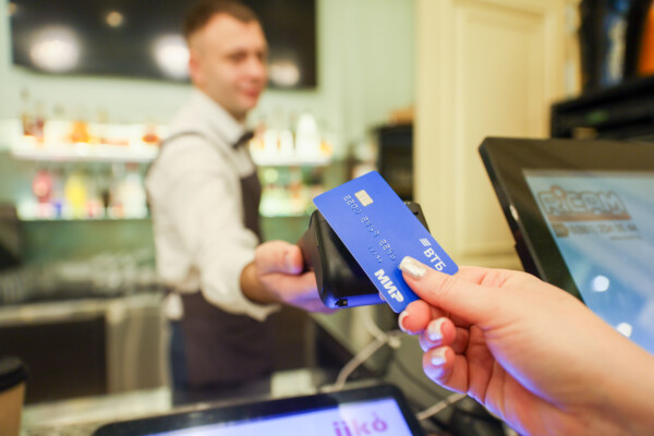 Россияне стали чаще оставлять чаевые в кафе