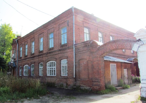 Купеческий особняк под Костромой продают за 4 миллиона вместе с людьми