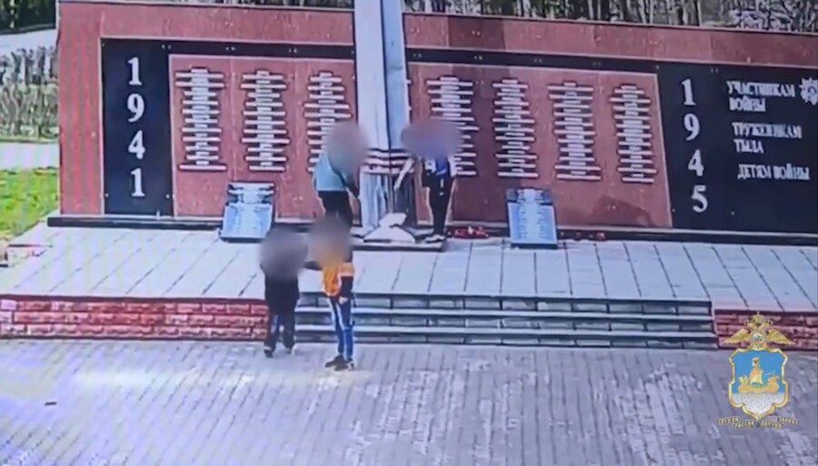 Три школьника жарили зефир над Вечным огнем под Костромой