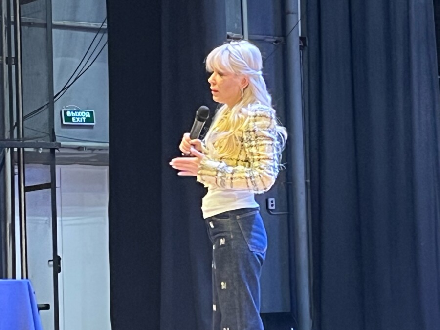 Екатерина Мизулина с трудом поймала сеть в Костроме