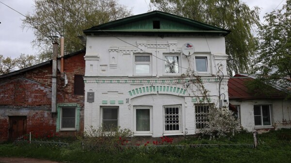 Костромича заставили убрать за собой всё, что он нагородил возле памятника