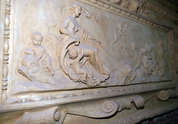 Под потолком Дома Радио нашли барельеф — портрет архитекторов здания