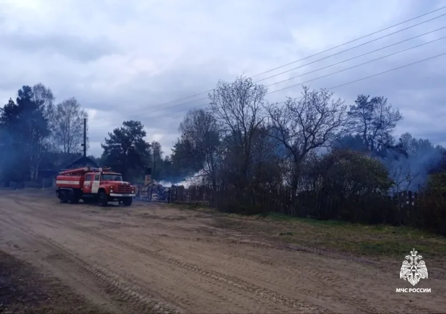 14 построек загорелись из-за ветра в Костромской области