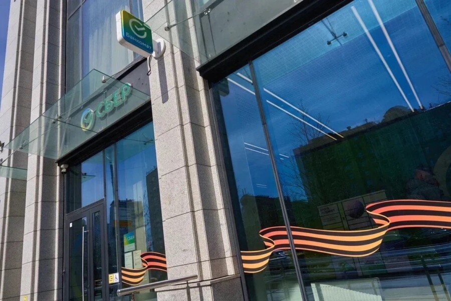 Режим работы Сбера в майские праздники: ко Дню Победы банк подготовил георгиевские ленты и тематически оформил крупнейшие офисы