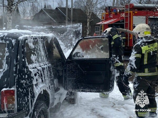 Пожарные устроили пенную вечеринку, чтобы спасти заправку под Костромой