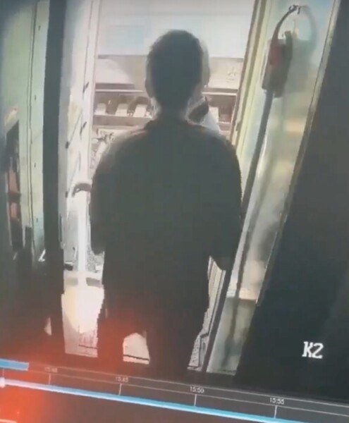 Не разрешила покурить: пассажир вытолкнул из поезда проводницу в Костромской области