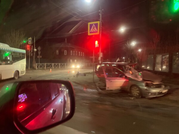 Четыре человека пострадали во время аварии с водителем-подростком в Костроме