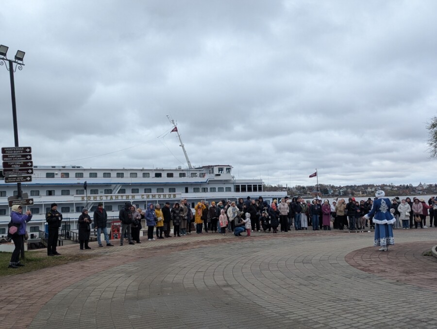 Первым приплывшим туристам рассказали о богатствах Костромы