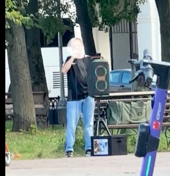 Гиды восстали против поющих про уголовников людей в центре Костромы