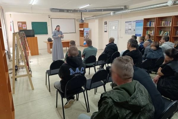 Батюшка окропил костромских осуждённых святой водой ради трезвости