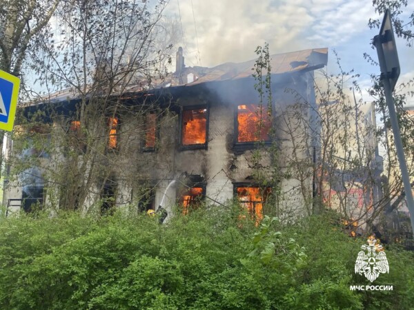 Заброшенное здание сгорело в Костроме
