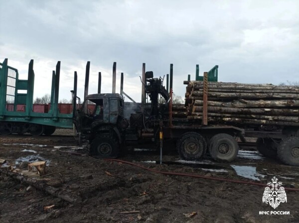 Пожарные за час потушили КАМАЗ под Костромой