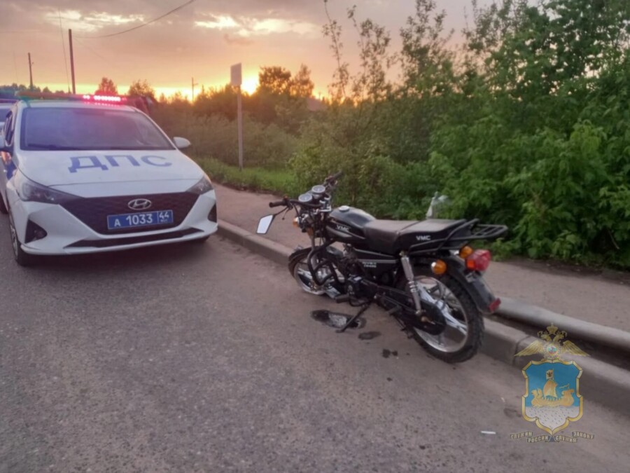 15-летняя школьница на мопеде пострадала под Костромой